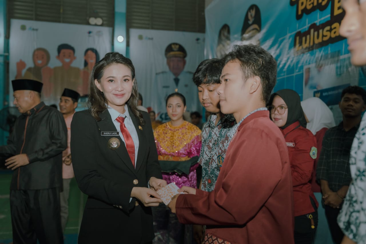 Gubernur Sherly Laos Putihkan Tunggakan Komite, 2.330 Ijazah Yang Tertahan, Resmi Diserahkan