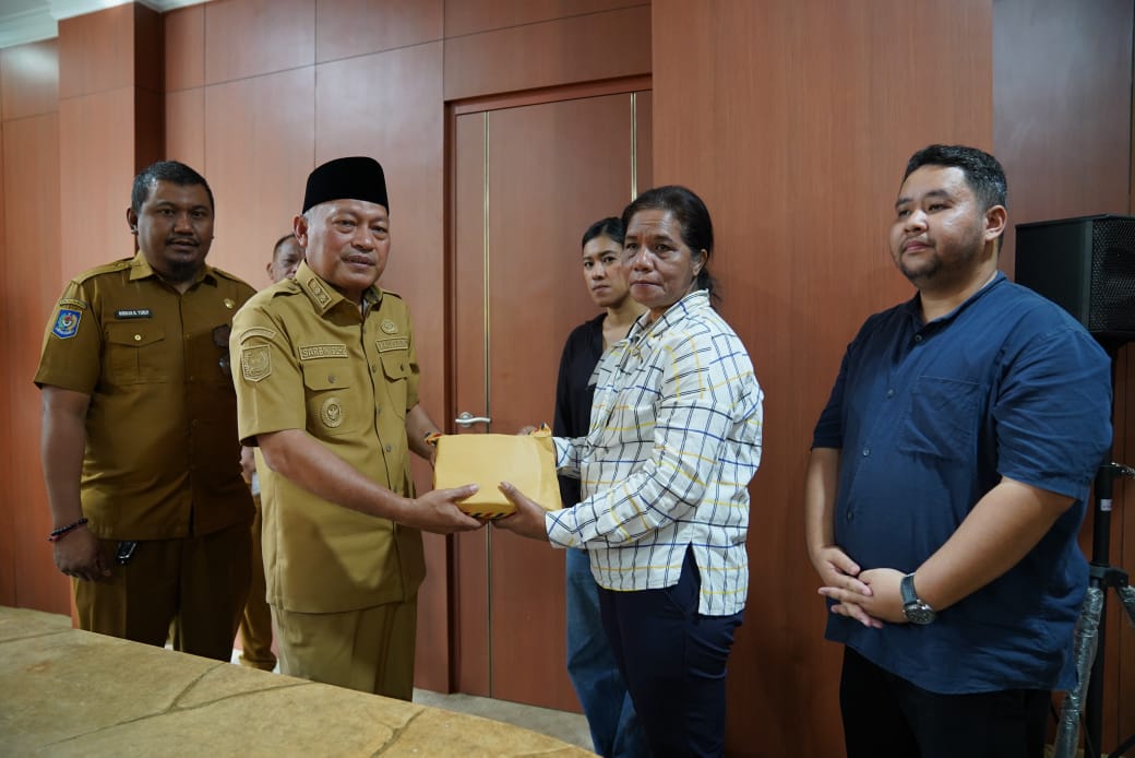 Wagub Serahkan Santunan Kematian Kepada Ahli Waris Pekerja PT IWIP Sebesar 148 Juta