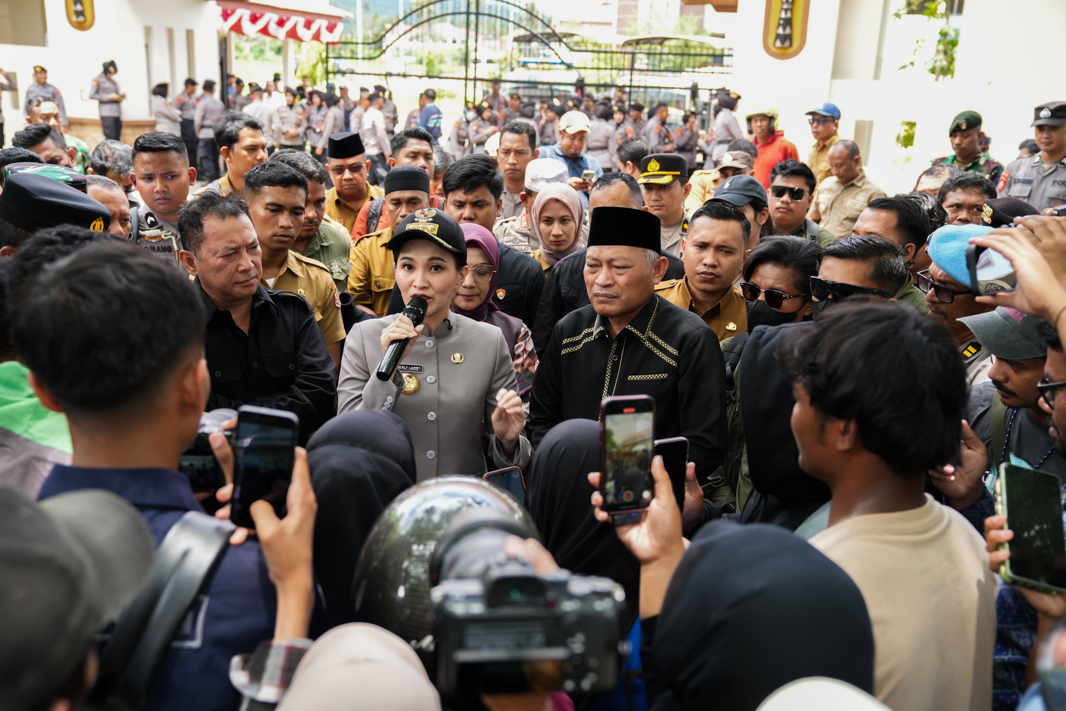 Sherly Pilih Jalan Dialog, Temui Mahasiswa di Tengah Aksi
