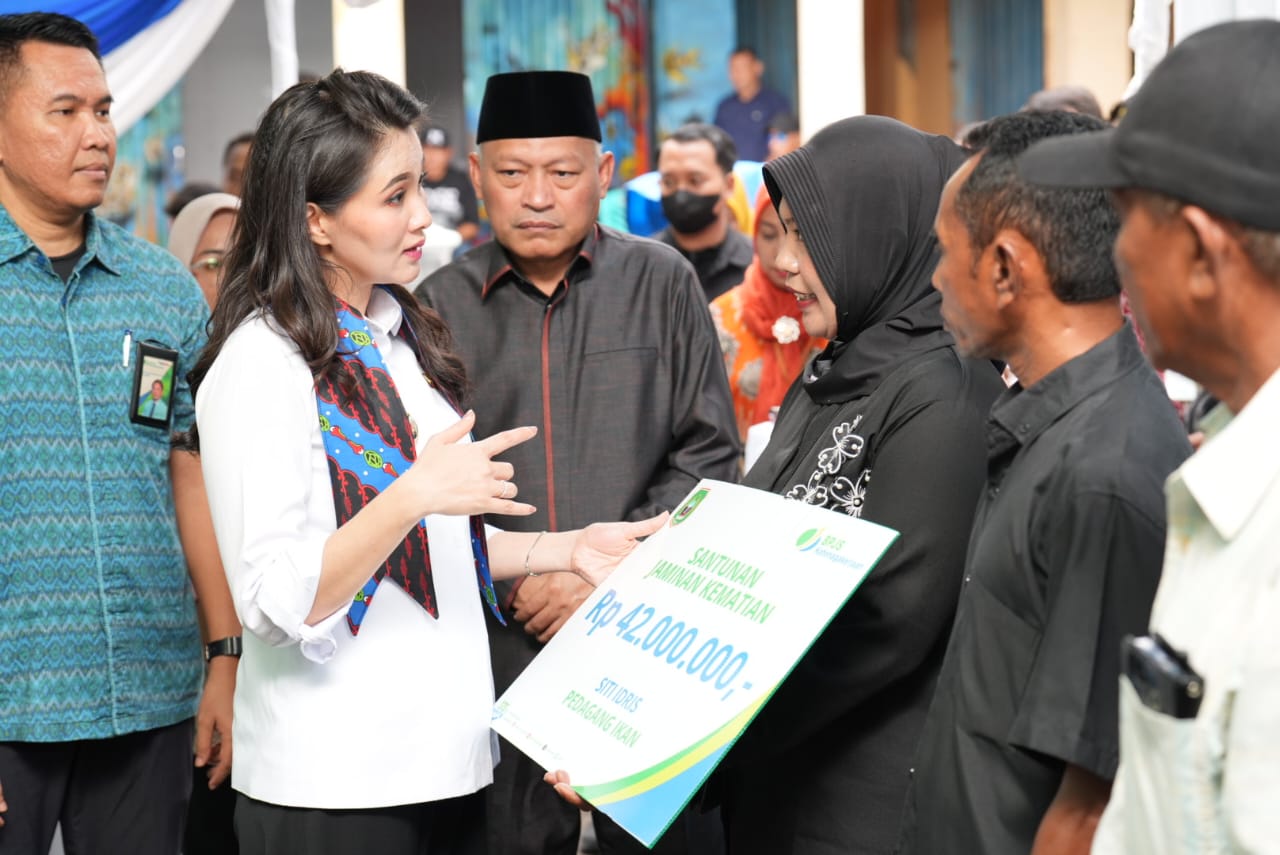 Perdana, Gubernur Serly Launching Kampung Nelayan dan Bagi Bantuan Ke Ratusan Nelayan