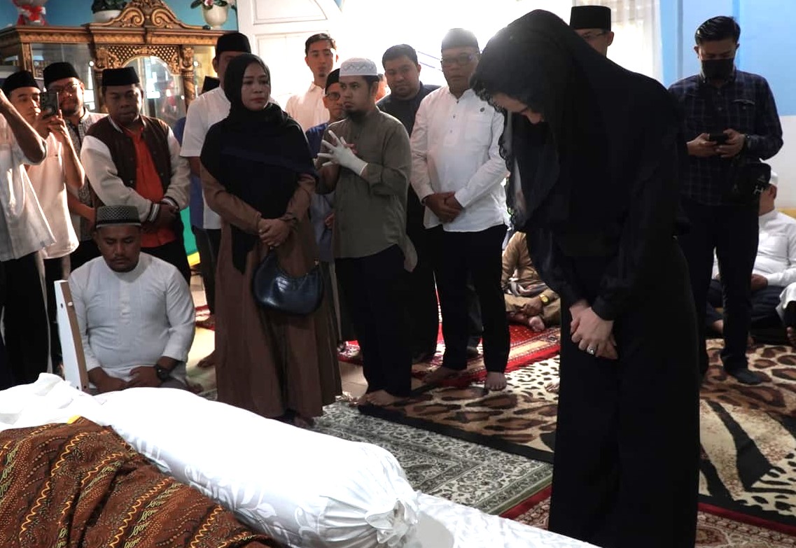 Gubernur Malut Sherly Laos Melayat Sebelum Jenazah AGK di bawa Ke Kampung Halaman