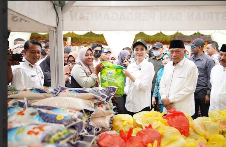 Safari Ramadan Halbar-Halteng, Pemprov Malut Lepas 3000 Paket Sembako Murah. Warga: Terima Kasih Ibu Gubernur Sherly