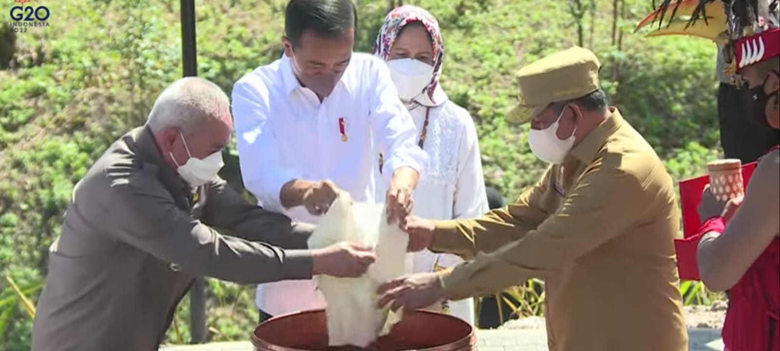 Gubernur Serahkan Tanah dan Air Moloku Kie Raha di IKN